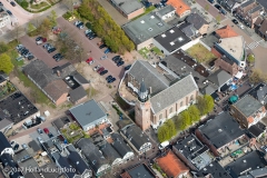 NUNSPEET De bouw van het nieuwe kerkelijk centrum van de Hervormde gemeente Nunspeet krijgt steeds meer vorm. Op dit moment is men begonnen met het benodigde grondonderzoek dat onder meer moet uitwijzen of er sprake is van vervuilde grond. De start van de bouw is overigens wel vertraagd, streven was 1 december van het vorig jaar de eerste schop in de grond te zetten. Dat maakt ook dat de oplevering van het gebouw in de herfst van dit jaar niet meer haalbaar lijkt.

Het nieuwe centrum dient ter vervanging van het huidige gebouw De Wheme. Dat dateert uit 1955 en voldoet niet meer aan de eisen van deze tijd. Onder meer is er asbest in het gebouw verwerkt en verkeert het dak in een slechte staat. Dat maakt dat de stookkosten hoog zijn. Ook zijn de zalen en de keuken te klein. De opbaarruimte voor begrafenissen vanuit het kerkelijk centrum laat ook te wensen over. Daarnaast wordt als praktisch bezwaar ervaren dat er een fysieke afstand is tussen de Hervormde dorpskerk en De Wheme. Gekeken is of renovatie mogelijk was. Dat zou te veel kosten maar heft bovendien het praktische bezwaar niet op.

De ondergrond van het huidige gebouw en het daaraan grenzende parkeerterrein is verkocht aan de gemeente Nunspeet. Plan is hier een parkeerterrein te realiseren dat plek biedt aan tachtig auto’s. Tevens wordt momenteel onderzocht of een deel van de weekmarkt hier kan worden gehouden zodat er meer ruimte komt voor een betere aankleding van de huidige Markt.

Het nieuwe kerkelijke centrum gaat achthonderd vierkante meter tellen. Hierin wordt het kerkelijk centrum ondergebracht en RadioContact, de omroep van de Hervormde gemeente Nunspeet. Tevens komen er ruimtes voor onder meer nevendiensten, kinderoppas, toiletten en biedt het gebouw ruimte aan de kerkleden om na de dienst hier koffie te drinken. In de kelder komt een zaal, speciaal bestemd voor jongeren. Bij de bouw van het nieuwe centrum wordt aansluiting gezocht bij de stijl waarin ook de dorpskerk is gebouwd zodat beide gebouwen straks één geheel gaan vormen.

De Hervormde gemeente heeft ruim 6.500 leden. Naast de Hervormde dorpskerk bezit met de Sionskerk en de Opstandingskerk in Nunspeet en de Hervormde kapel in Hulshorst. Om met de bouw van start te kunnen gaan was een startkapitaal nodig van een half miljoen euro. Dat bedrag is inmiddels grotendeels binnen. Verwacht wordt dat de totale kosten van de bouw uitkomen op 875.000 euro. Voor de bouw is een speciale commissie gevormd welke onder leiding staat van Dries Fidder. Bij de voorbereidingen is daarnaast veel werk verzet door Nico Kleiberg en Reijer Leusink. Naast hun kerkelijke werk hebben alle drie ook ruim ervaringen binnen de plaatselijke politiek als respectievelijk raadslid en wethouder.

De keuze voor een nieuw centrum is onder meer ingegeven door het beleid dat elke wijk over een (kerk)gebouw dient te beschikken dat tevens als ontmoetingsruimte kan functioneren. Hierbij wordt gekozen voor bouw aan het kerkgebouw zelf. Dat heeft onder meer als voordeel dat kinderen voor de nevendiensten niet meer buitenom hoeven. Maar ook worden de ontmoetingen met gemeenteleden zo beter gefaciliteerd.