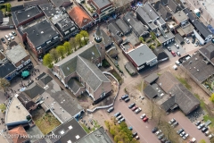 NUNSPEET De bouw van het nieuwe kerkelijk centrum van de Hervormde gemeente Nunspeet krijgt steeds meer vorm. Op dit moment is men begonnen met het benodigde grondonderzoek dat onder meer moet uitwijzen of er sprake is van vervuilde grond. De start van de bouw is overigens wel vertraagd, streven was 1 december van het vorig jaar de eerste schop in de grond te zetten. Dat maakt ook dat de oplevering van het gebouw in de herfst van dit jaar niet meer haalbaar lijkt.

Het nieuwe centrum dient ter vervanging van het huidige gebouw De Wheme. Dat dateert uit 1955 en voldoet niet meer aan de eisen van deze tijd. Onder meer is er asbest in het gebouw verwerkt en verkeert het dak in een slechte staat. Dat maakt dat de stookkosten hoog zijn. Ook zijn de zalen en de keuken te klein. De opbaarruimte voor begrafenissen vanuit het kerkelijk centrum laat ook te wensen over. Daarnaast wordt als praktisch bezwaar ervaren dat er een fysieke afstand is tussen de Hervormde dorpskerk en De Wheme. Gekeken is of renovatie mogelijk was. Dat zou te veel kosten maar heft bovendien het praktische bezwaar niet op.

De ondergrond van het huidige gebouw en het daaraan grenzende parkeerterrein is verkocht aan de gemeente Nunspeet. Plan is hier een parkeerterrein te realiseren dat plek biedt aan tachtig auto’s. Tevens wordt momenteel onderzocht of een deel van de weekmarkt hier kan worden gehouden zodat er meer ruimte komt voor een betere aankleding van de huidige Markt.

Het nieuwe kerkelijke centrum gaat achthonderd vierkante meter tellen. Hierin wordt het kerkelijk centrum ondergebracht en RadioContact, de omroep van de Hervormde gemeente Nunspeet. Tevens komen er ruimtes voor onder meer nevendiensten, kinderoppas, toiletten en biedt het gebouw ruimte aan de kerkleden om na de dienst hier koffie te drinken. In de kelder komt een zaal, speciaal bestemd voor jongeren. Bij de bouw van het nieuwe centrum wordt aansluiting gezocht bij de stijl waarin ook de dorpskerk is gebouwd zodat beide gebouwen straks één geheel gaan vormen.

De Hervormde gemeente heeft ruim 6.500 leden. Naast de Hervormde dorpskerk bezit met de Sionskerk en de Opstandingskerk in Nunspeet en de Hervormde kapel in Hulshorst. Om met de bouw van start te kunnen gaan was een startkapitaal nodig van een half miljoen euro. Dat bedrag is inmiddels grotendeels binnen. Verwacht wordt dat de totale kosten van de bouw uitkomen op 875.000 euro. Voor de bouw is een speciale commissie gevormd welke onder leiding staat van Dries Fidder. Bij de voorbereidingen is daarnaast veel werk verzet door Nico Kleiberg en Reijer Leusink. Naast hun kerkelijke werk hebben alle drie ook ruim ervaringen binnen de plaatselijke politiek als respectievelijk raadslid en wethouder.

De keuze voor een nieuw centrum is onder meer ingegeven door het beleid dat elke wijk over een (kerk)gebouw dient te beschikken dat tevens als ontmoetingsruimte kan functioneren. Hierbij wordt gekozen voor bouw aan het kerkgebouw zelf. Dat heeft onder meer als voordeel dat kinderen voor de nevendiensten niet meer buitenom hoeven. Maar ook worden de ontmoetingen met gemeenteleden zo beter gefaciliteerd.