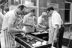 Nunspeet – De eerste woensdag ‘Braderiedag’ is een groot succes geworden. Ondanks het zeer warme zomerweer was het vanaf twee uur al een drukte van belang in de Dorpsstraat en een gedeelte van de Stationslaan terwijl men ‘s-avonds bijna over de koppen kon lopen. De officiële opening werd verricht duur burgemeester Smith, door op de grote trom van de Boerenkapel te slaan.

Voor de opening werden de aanwezigen onthaald op een rokertje door de heer van Asselt van sigarenmagazijn de Posthoorn. Het gezelschap maakte vervolgens een rondwandeling over de Braderie waarbij men ruim de gelegenheid nam een kijkje te nemen bij de verschillende stands en oude ambachten.

Veel aandacht had het gezelschap ook voor het werk van de leerlingen van de Nunspeetse Academie voor de Beeldende Kunst.

Opvallend was dat, ondanks de hitte, zovelen een aanval deden op de oliebollenkraam van het Mannenkoor die ze weer bruin bakte. Maar ook het rad van avontuur, bemand door de wandelsportvereniging WIOS uit Hulshorst, verleidde menigeen tot een gokje.

( Nunspeet Vooruit 1973 )