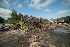 Nunspeet - Een dag na de brand bij Stella, waar een groot aantal fietsen en accu's verbrand zijn, Is het gebied afgezet als 'Plaats Delict'. De brandweer heeft de accu's in een drietal containers gestopt en deze vol water gepompt.