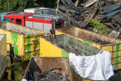 Nunspeet - Een dag na de brand bij Stella, waar een groot aantal fietsen en accu's verbrand zijn, Is het gebied afgezet als 'Plaats Delict'. De brandweer heeft de accu's in een drietal containers gestopt en deze vol water gepompt.