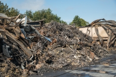 Nunspeet - Een dag na de brand bij Stella, waar een groot aantal fietsen en accu's verbrand zijn, Is het gebied afgezet als 'Plaats Delict'. De brandweer heeft de accu's in een drietal containers gestopt en deze vol water gepompt.