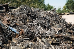 Nunspeet - Een dag na de brand bij Stella, waar een groot aantal fietsen en accu's verbrand zijn, Is het gebied afgezet als 'Plaats Delict'. De brandweer heeft de accu's in een drietal containers gestopt en deze vol water gepompt.