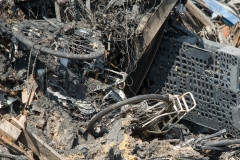 Nunspeet - Een dag na de brand bij Stella, waar een groot aantal fietsen en accu's verbrand zijn, Is het gebied afgezet als 'Plaats Delict'. De brandweer heeft de accu's in een drietal containers gestopt en deze vol water gepompt.