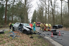 NUNSPEET - Op de Elspeterweg (N310) is woensdagmiddag rond 17.00 uur een ernstig ongeval gebeurd ter hoogte van camping De Tol. Bij het ongeval waren drie auto's betrokken.Vermoedelijk reed een van de auto’s op de verkeerde weghelft en kwam frontaal in botsing met een tegenligger. Een van de slachtoffers zat bekneld en moest door de brandweer worden bevrijd. Er was ook een traumahelikopter opgeroepen. Vanwege het ongeval was de weg in beide richtingen dicht tussen de toerit naar de A28 en de kruising ter hoogte van Vierhouten. De Verkeersongevallenanalyse (VOA) heeft onderzoek naar de oorzaak van de aanrijding gedaan. NOVUM COPYRIGHT BRAMVANDEBIEZEN.