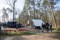 Nunspeet - De parkeerplaats Zandenbos is vandaag omgetoverd naar een filmlocatie. Er werden opnamen gemaakt voor een commerciele film voor een hotelketen. FOTO BRAMVANDEBIEZEN.