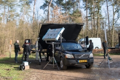 Nunspeet - De parkeerplaats Zandenbos is vandaag omgetoverd naar een filmlocatie. Er werden opnamen gemaakt voor een commerciele film voor een hotelketen. FOTO BRAMVANDEBIEZEN.