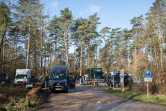 Nunspeet - De parkeerplaats Zandenbos is vandaag omgetoverd naar een filmlocatie. Er werden opnamen gemaakt voor een commerciele film voor een hotelketen. FOTO BRAMVANDEBIEZEN.