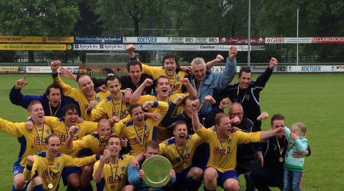 Radio 538 betaalt 20 vliegtickets voor voetbalteam VV Nunspeet 4