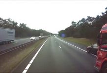 Automobilist haalt twee vrachtwagens in via de vluchtstrook