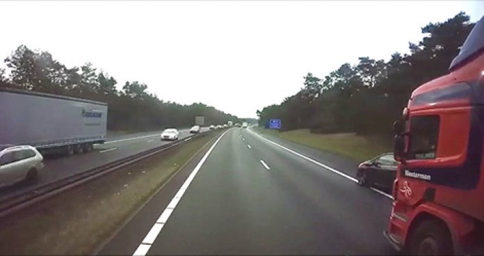 Automobilist haalt twee vrachtwagens in via de vluchtstrook