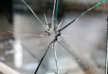 Ruiten ingegooid bij twee scholen