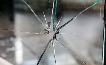 Ruiten ingegooid bij twee scholen