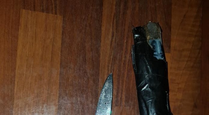 Peuter (3 jaar) komt thuis met een steekwapen