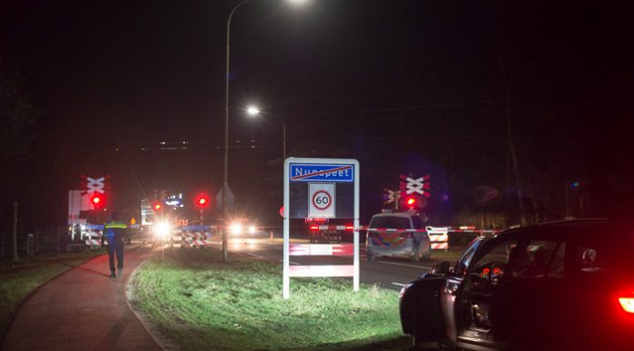 Automobilist overleden na botsing met trein