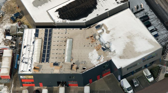 Eerste van de 160 zonnepanelen geplaatst