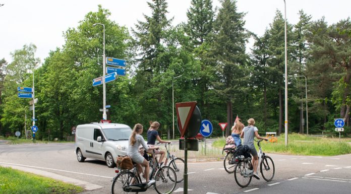 Ouders fietsende schooljeugd willen een extra fietspad