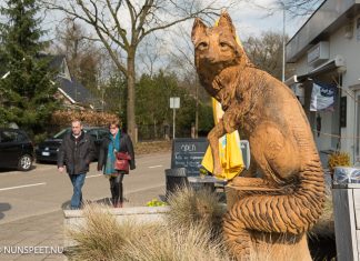 Vierhouten verder ‘aangekleed’ met houten beelden