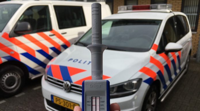Bestuurder met ontbloot bovenlijf over de A-28