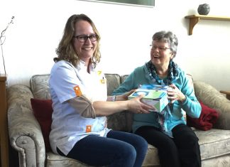 Icare reikt prijs uit aan winnaar prijsvraag Seniorenbeurs