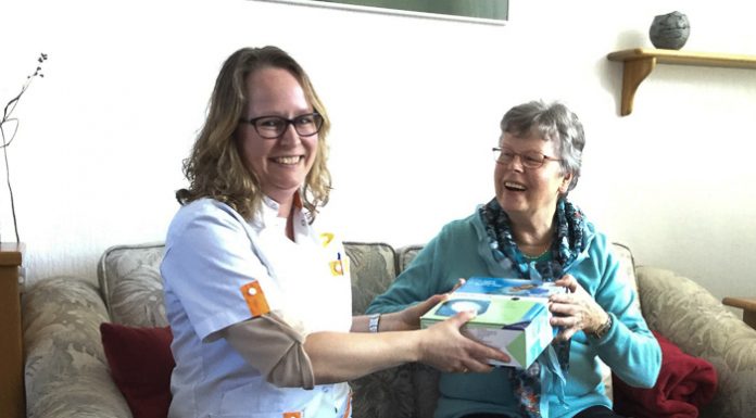 Icare reikt prijs uit aan winnaar prijsvraag Seniorenbeurs