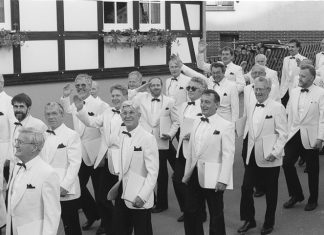 Terug in de tijd : Reis Nunspeets Mannenkoor loopt uit op ware promotietoer