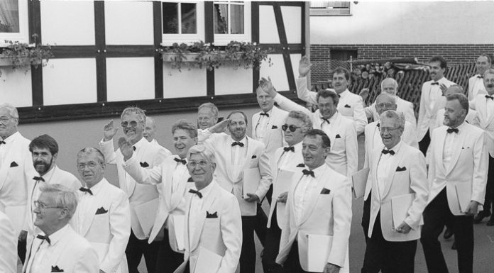 Terug in de tijd : Reis Nunspeets Mannenkoor loopt uit op ware promotietoer