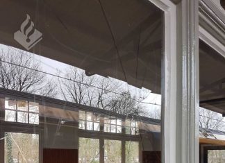 Man vernielt ruit en brengt de Hitlergroet