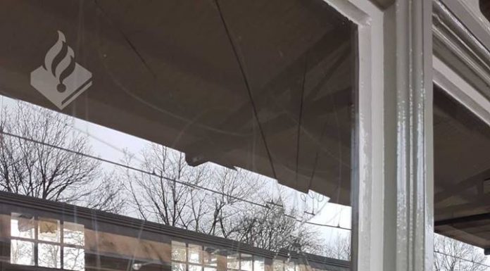 Man vernielt ruit en brengt de Hitlergroet