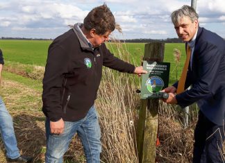 Plaatsing eerste weidevogelbord