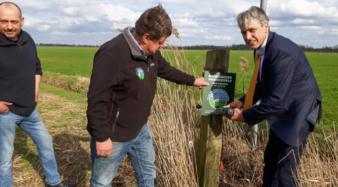 Plaatsing eerste weidevogelbord