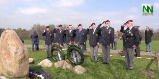Herdenking bij het Lancastermonument in Elspeet
