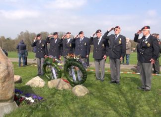 Herdenking bij het Lancastermonument in Elspeet