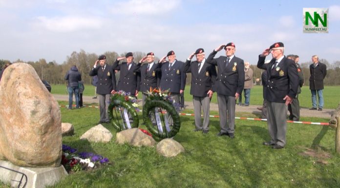 Herdenking bij het Lancastermonument in Elspeet