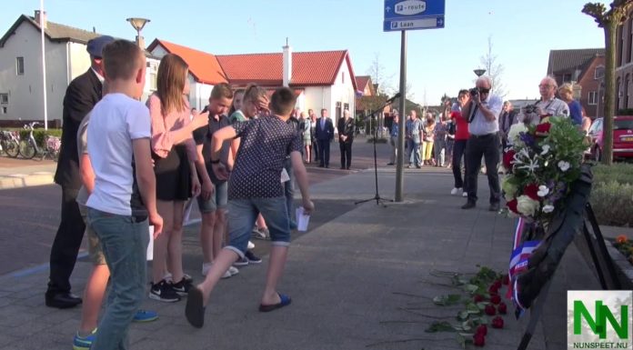 Herdenking bij Canadees Monument