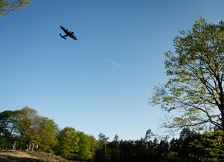 Unieke flypast over Lancastermonument Hulshorst