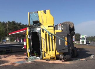 A28 afgesloten door gekantelde vrachtwagen met asfalt