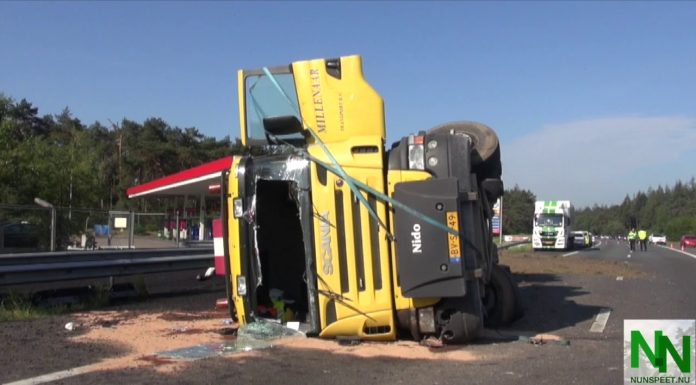 A28 afgesloten door gekantelde vrachtwagen met asfalt