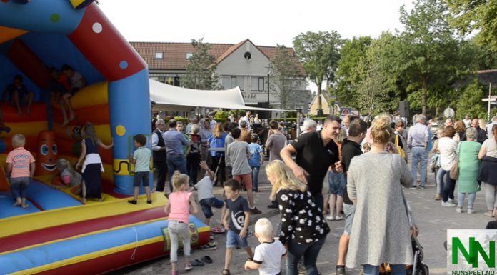 Feestelijke opening Dorpsplein De Brink