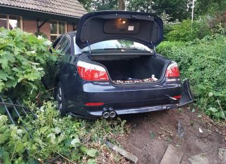 Jonge bestuurder belandt met zijn auto in een tuin