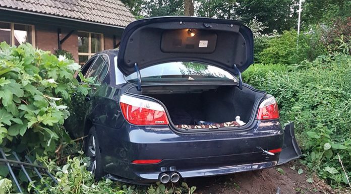 Jonge bestuurder belandt met zijn auto in een tuin