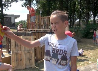 Bouwvakkertjes bouwen een Houtdorp