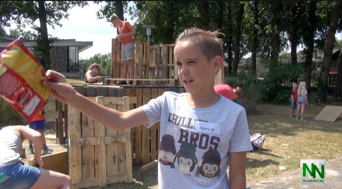 Bouwvakkertjes bouwen een Houtdorp