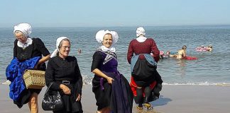 Nunspeetse deernes met de rokken omhoog de Noordzee in