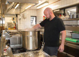 Frikandellensoep op het menu bij de Boswachter