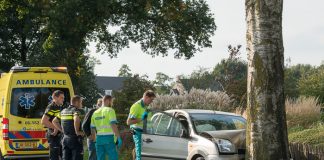 Auto tegen een boom op de Bovenweg