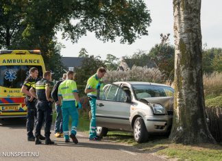 Auto tegen een boom op de Bovenweg