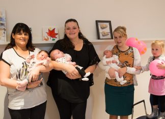 Trotse moeders ‘showen’ hun baby’s in het WOC de Binnenhof