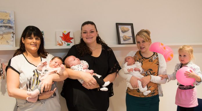 Trotse moeders ‘showen’ hun baby’s in het WOC de Binnenhof