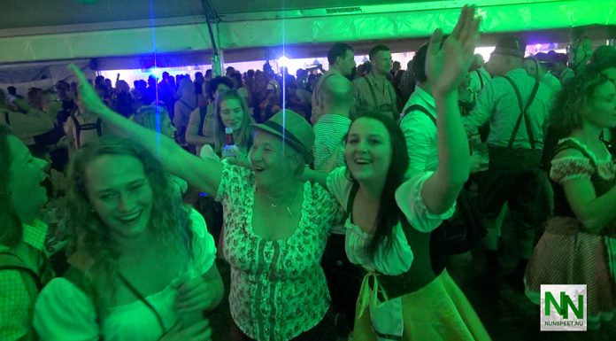 Lederhosen en dirndls bij groot feest op de Markt